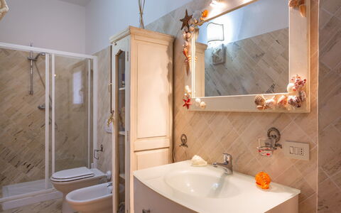 Stella Marina: Salle De Bains, Pièce, Propriété, Maison, Design Intérieur, Immobilier, Baignoire, Bâtiment, Armoire De Toilette, Tuile