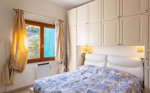 Stella Marina: Chambre, Meubles, Lit, Pièce, Propriété, Drap De Lit, Literie, Design Intérieur, Cadre De Lit, Matelas