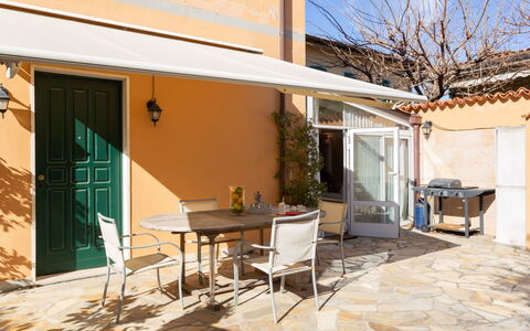 Stella Marina: Propriété, Maison, Bâtiment, Domicile, Immobilier, Jaune, Pièce, Zone Résidentielle, Mur, Patio
