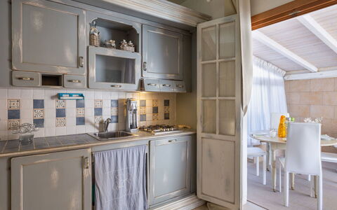 Stella Marina: Comptoir, Pièce, Cabinetry, Meubles, Propriété, Cuisine, Design Intérieur, Bâtiment, Jaune, Plafond