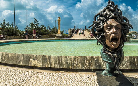 Stella Marina: L'Eau, Statue, Point De Repère, Ciel, Sculpture, Monument, Nuage, Arbre, Tourisme, Fontaine