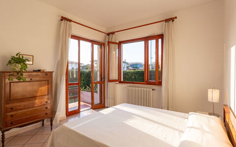 Donatella: Chambre, Pièce, Meubles, Lit, Propriété, Cadre De Lit, Bâtiment, Design Intérieur, Drap De Lit, Sol