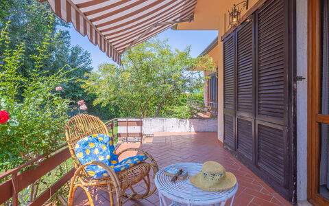 Donatella: Propriété, Immobilier, Porche, Patio, Maison, Pièce, Balcon, Bâtiment, Store, Domicile