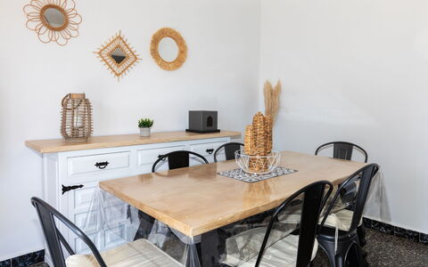 Edificio Beausoleil: Table, Meubles, Propriété, Bâtiment, Chaise, Produit, Bois, Design Intérieur, Rectangle, Table Cuisine Et Salle A Manger