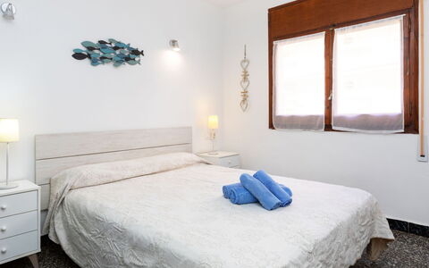 Edificio Beausoleil: Meubles, Propriété, Photographier, Fenêtre, Bleu Azur, Textile, Éclairage, Bois, Confort