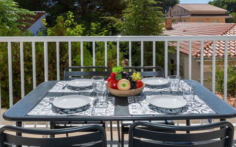 Edificio Beausoleil: Table, Vaisselle, Meubles, Aliments, Chaise, Vaisselle, Tableau De Plein Air, Plante, Ciel, Assiette