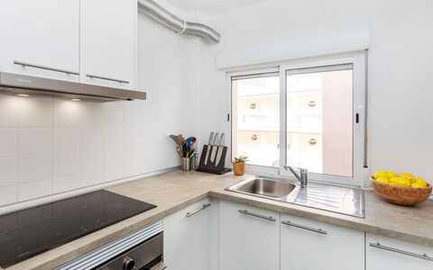 Edificio Beausoleil: Cabinetry, Propriété, Comptoir, Évier, Evier, Fenêtre, Robinet, Cuisine, Cuisinière, Bois