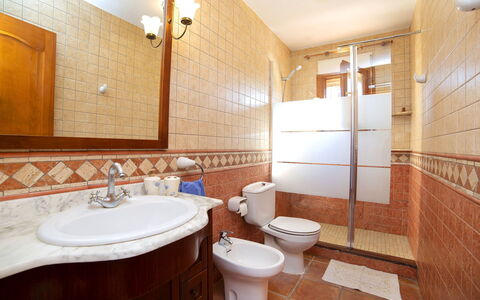 Vicent: Salle De Bains, Pièce, Propriété, Design Intérieur, Bâtiment, Immobilier, Sol, Luminaire Plomberie, Maison, Architecture