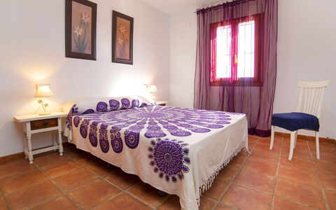 Vicent: Chambre, Pièce, Lit, Meubles, Propriété, Sol, Cadre De Lit, Drap De Lit, Design Intérieur, Violet