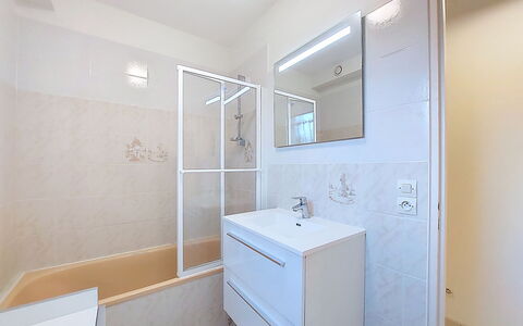 La Grande Côte: Sol, Luminaire Plomberie, Sol, Design Intérieur, Salle De Bains, Lavabo, Armoire De Toilette, Évier, Robinet, Plomberie