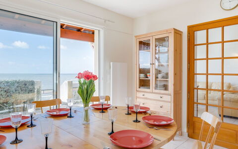 La Grande Côte: Pièce, Propriété, Design Intérieur, Bâtiment, Meubles, Salon, Maison, Table, Table Basse, Suite