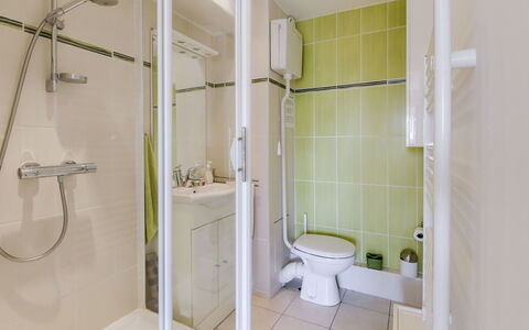 Le Clos des Lavandes: Salle De Bains, Propriété, Pièce, Luminaire Plomberie, Bar De Douche, Porte De Douche, Architecture, Douche, Tuile, Immobilier