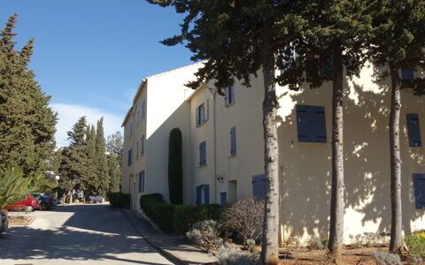 Le Clos des Lavandes: Plante, Bâtiment, Ciel, Fenêtre, Arbre, Surface De La Route, Nuage, Quartier, Suppression Des Plantes Ligneuses, Façade
