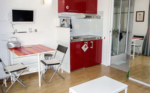 Le Clos des Lavandes: Pièce, Meubles, Propriété, Rouge, Design Intérieur, Sol, Bâtiment, Table, Cuisine, Principaux Appliance