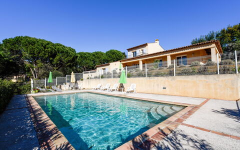 Hameau du Brost: L'Eau, Ciel, Plante, Piscine, Arbre, Bleu Azur, Bâtiment, Loisir, Paysage, Composite
