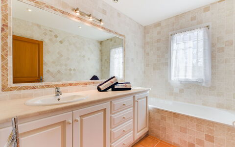 Hameau du Brost: Propriété, Pièce, Salle De Bains, Tuile, Meubles, Design Intérieur, Sol, Mur, Plafond, Bâtiment