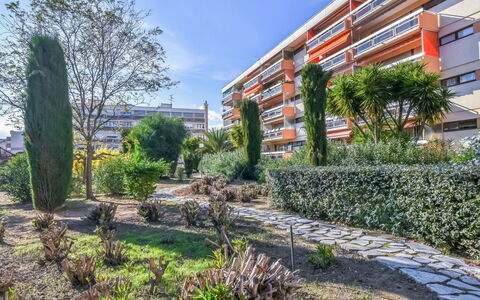 Sainte Maxime 455: Plante, Ciel, Bâtiment, Nuage, Fenêtre, Arbre, Lot Terre, Surface De La Route, Design Urbain, Arbuste