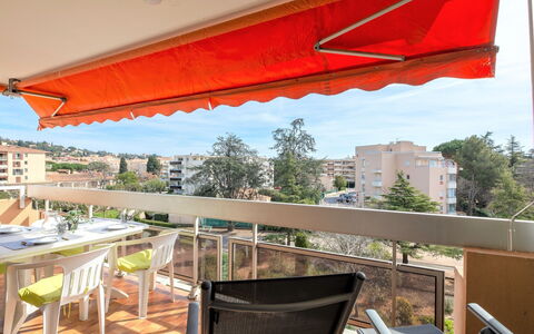 Sainte Maxime 455: Ciel, Propriété, Meubles, Table, Bâtiment, Chaise, Ombre, Plante, Mobilier De Jardin, Arbre