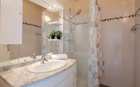 Sainte Maxime 455: Miroir, Robinet, Luminaire Plomberie, Armoire De Toilette, Lavabo, Évier, Cabinetry, Salle De Bains, Plante, Design Intérieur