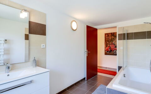 Les Toscanes: Miroir, Propriété, Armoire De Toilette, Cabinetry, Luminaire Plomberie, Robinet, Évier, Bâtiment, Salle De Bains, Porte