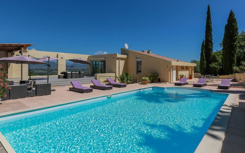 Les Toscanes: L'Eau, Ciel, Plante, Bâtiment, Propriété, Piscine, Bleu, Bleu Azur, Ombre, Maison