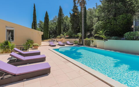 Les Toscanes: Plante, L'Eau, Ciel, Piscine, Ombre, Architecture, Herbe, Loisir, Arbre, Rectangle