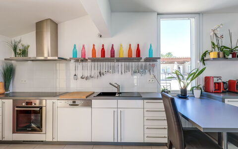 Les Toscanes: Cabinetry, Propriété, Comptoir, Meubles, Bouteille, Produit, Plante, Cuisine, Bois, Plante D'Appartement