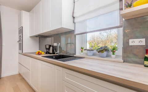 Roko: Cabinetry, Comptoir, Propriété, Evier, Cuisinière, Plante, Appareil De Cuisine, Bois, Cuisine, Robinet