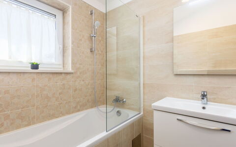 Roko: Baignoire, Luminaire Plomberie, Propriété, Robinet, Plante, Salle De Bains, Bâtiment, Fenêtre, Douche