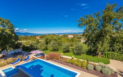 Roko: L'Eau, Plante, Ciel, Propriété, Bleu, Bâtiment, Arbre, Bleu Azur, Piscine, Paysage Naturel