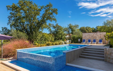 Roko: Plante, L'Eau, Ciel, Jour, Propriété, Bâtiment, Nuage, Piscine, Bleu Azur, Maison