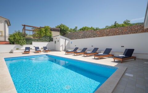 Novi Vinodolski Klenovica 102: L'Eau, Ciel, Propriété, Piscine, Bleu, Bâtiment, Plante, Bleu Azur, Ombre, Mobilier De Jardin