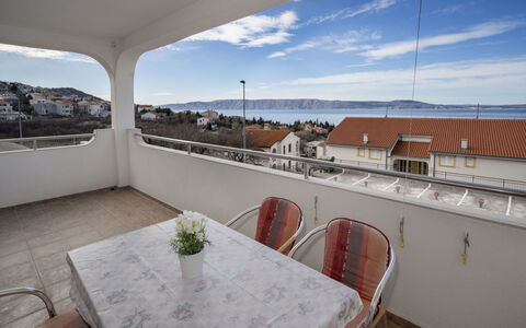 Novi Vinodolski Klenovica 102: Propriété, Immobilier, Ciel, Pièce, Balcon, Plate-Forme, Vacances, Maison, Appartement, Architecture