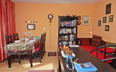 Vienna Waits for You: Pièce, Meubles, Propriété, Salon, Design Intérieur, Salle À Manger, Mur, Table, Bâtiment, Maison