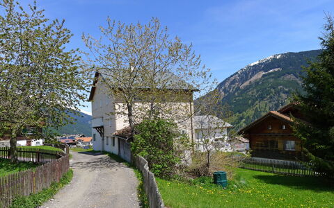 Feu de Joie: Paysage Naturel, Propriété, Maison, Montagne, Arbre, Ville, Chalet, Zone Rurale, Ciel, Printemps