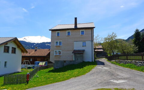 Feu de Joie: Propriété, Maison, Zone Résidentielle, Lot Terre, Ciel, Immobilier, Bâtiment, Domicile, Architecture, Zone Rurale