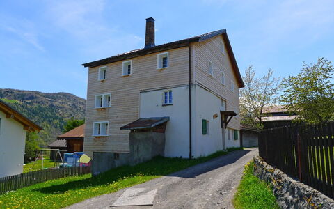 Feu de Joie: Propriété, Maison, Chalet, Bâtiment, Ciel, Zone Rurale, Mur, Domicile, Architecture, Village