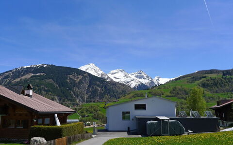 Feu de Joie: Montagnes Relief, Montagne, Chaîne De Montagnes, Montagnes, Village De Montagne, Alpes, Ciel, Propriété, Station De Montagne, Maison