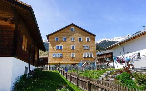 Feu de Joie: Ciel, Plante, Nuage, Bâtiment, Fenêtre, Lot Terre, Design Urbain, Herbe, Quartier, Chalet