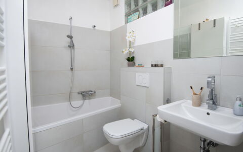 Kegelrobbe: Luminaire Plomberie, Propriété, Évier, Robinet, Blanc, Salle De Bains, Violet, Bâtiment, Miroir, Lavabo