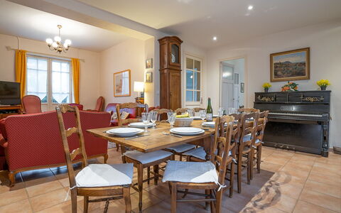 Ker Maria: Table, Meubles, Cadre, Fenêtre, Bâtiment, Bois, Design Intérieur, Chaise, Sol, Salon
