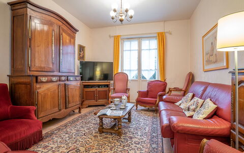 Ker Maria: Cadre, Meubles, Propriété, Canapé, Bois, Chaise, Plante D'Appartement, Design Intérieur, Sol, Cabinetry