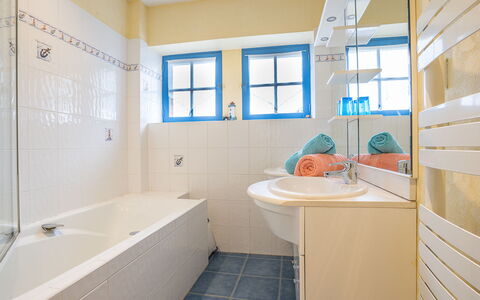 Ker Maria: Propriété, Baignoire, Luminaire Plomberie, Robinet, Bleu Azur, Salle De Bains, Fenêtre, Évier, Design Intérieur