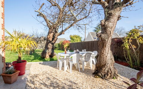 Le Petit Biyou: Propriété, Arbre, Immobilier, Jaune, Arrière-Cour, Paysage, Maison, Table, Plante, Biens