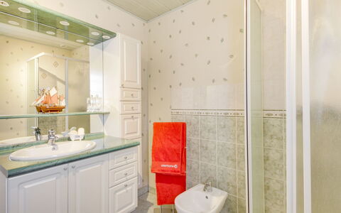 Le Petit Biyou: Miroir, Armoire De Toilette, Luminaire Plomberie, Propriété, Bâtiment, Cabinetry, Robinet, Évier, Lavabo, Salle De Bains
