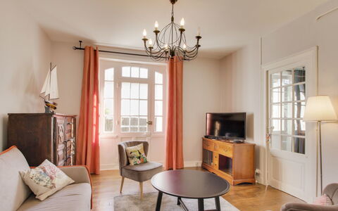 Le Petit Biyou: Meubles, Table, Propriété, Cadre, Fenêtre, Bois, Canapé, Design Intérieur, Chaise, Architecture