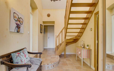 Le Petit Biyou: Meubles, Propriété, Bâtiment, Bois, Design Intérieur, Cadre, Canapé, Confort, Architecture, Sol