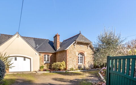 Le Petit Biyou: Ciel, Plante, Fenêtre, Bâtiment, Arbre, Maison, Lot Terre, Chalet, Porte, Zone Résidentielle