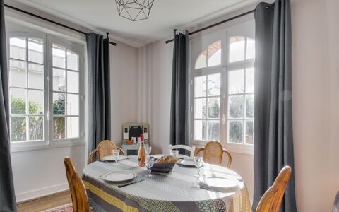 Le Petit Biyou: Table, Meubles, Propriété, Fenêtre, Chaise, Bois, Bâtiment, Éclairage, Design Intérieur