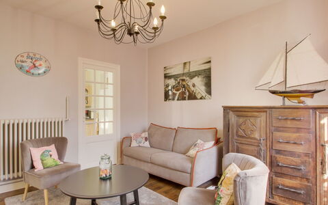 Le Petit Biyou: Meubles, Propriété, Canapé, Cadre, Éclairage, Table, Chaise, Design Intérieur, Salon, Maison